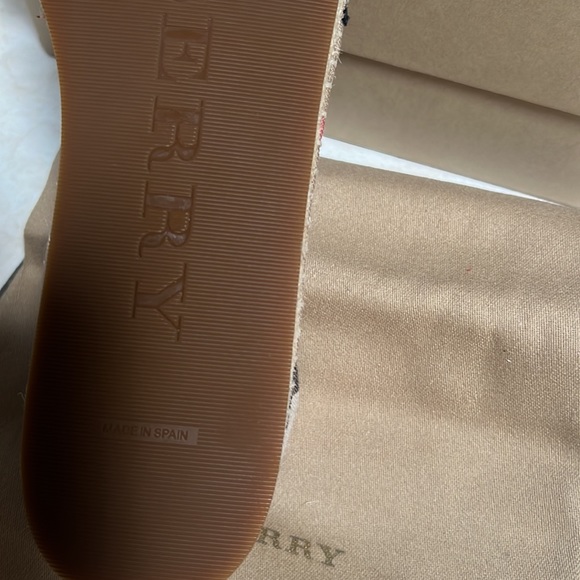 Burberry Shoes new with box and one dust bag only - Picture 8 of 9